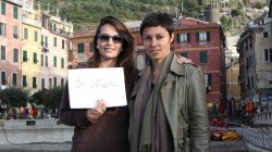 Eloisa Moretti Clementi e Patrizia Spora, giornaliste, hanno condiviso e condividono l'impegno nei due borghi di Monterosso e Vernazza, colpiti dall'alluvione il 25 Ottobre 2011. Nella foto siamo a Vernazza.
